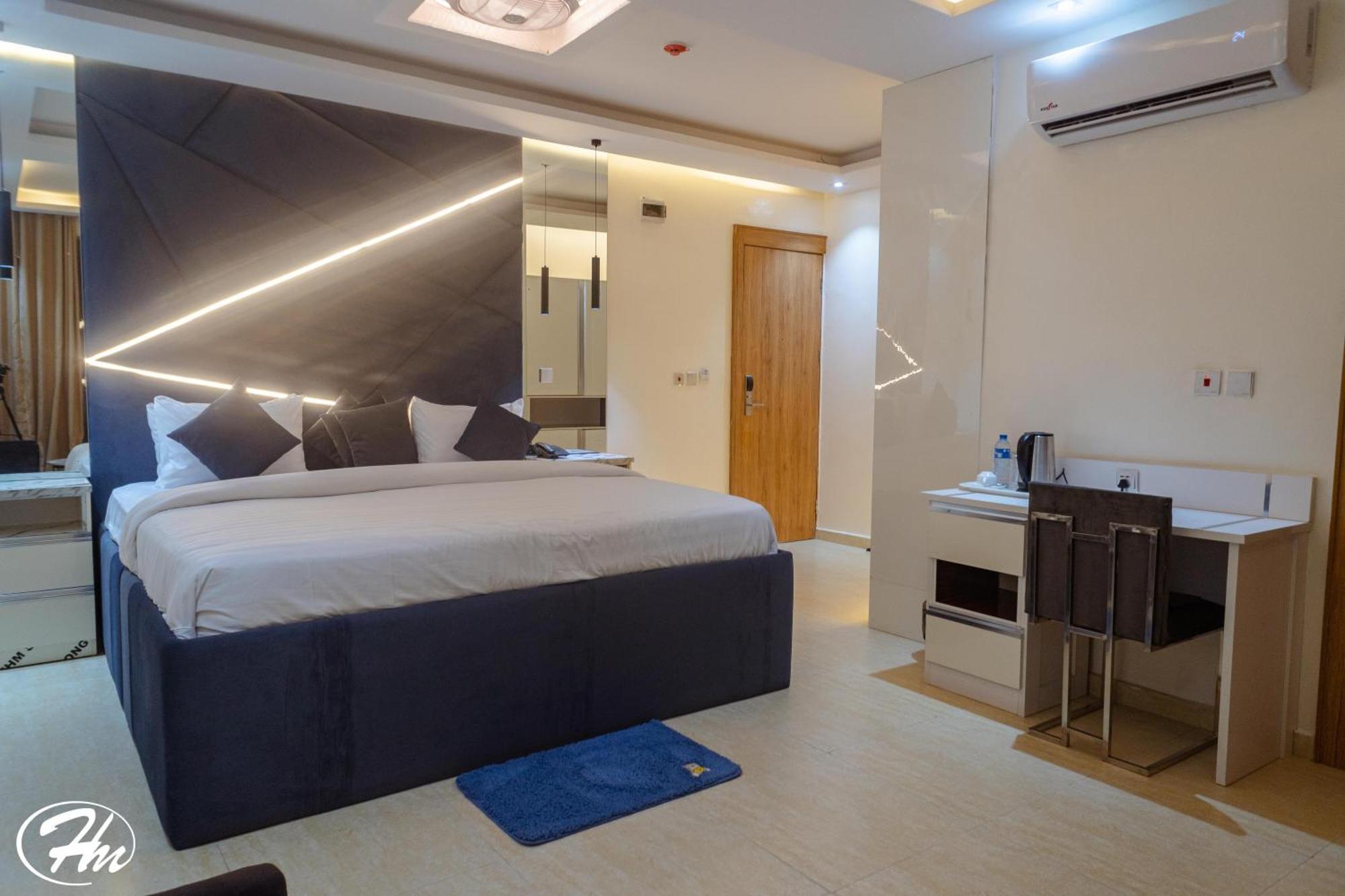 Hadmof Hotel And Suites Ikeja Esterno foto