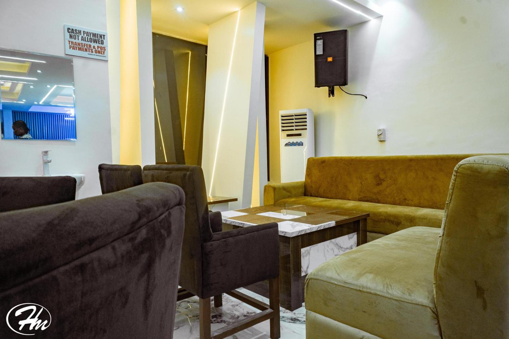 Hadmof Hotel And Suites Ikeja Esterno foto