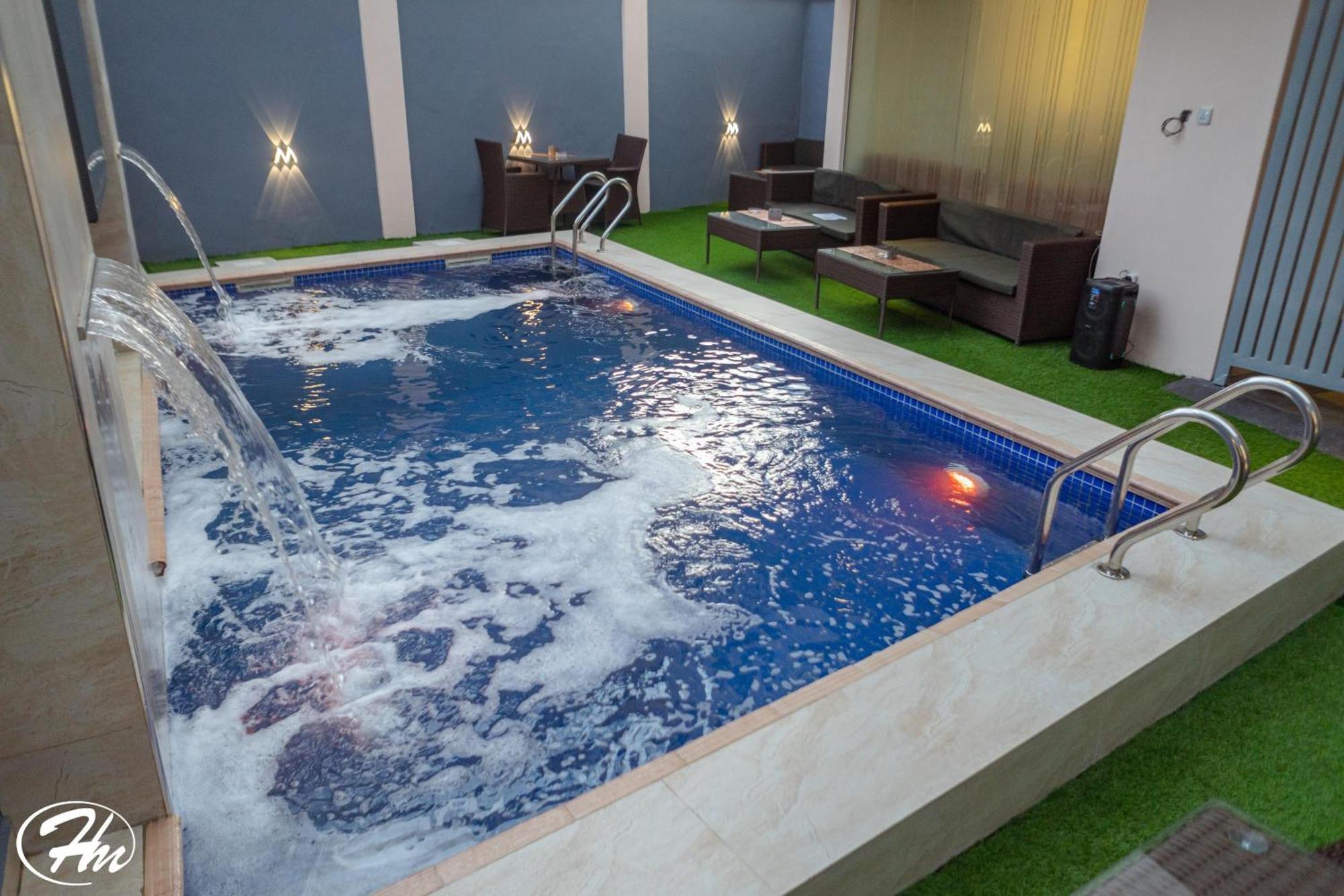 Hadmof Hotel And Suites Ikeja Esterno foto