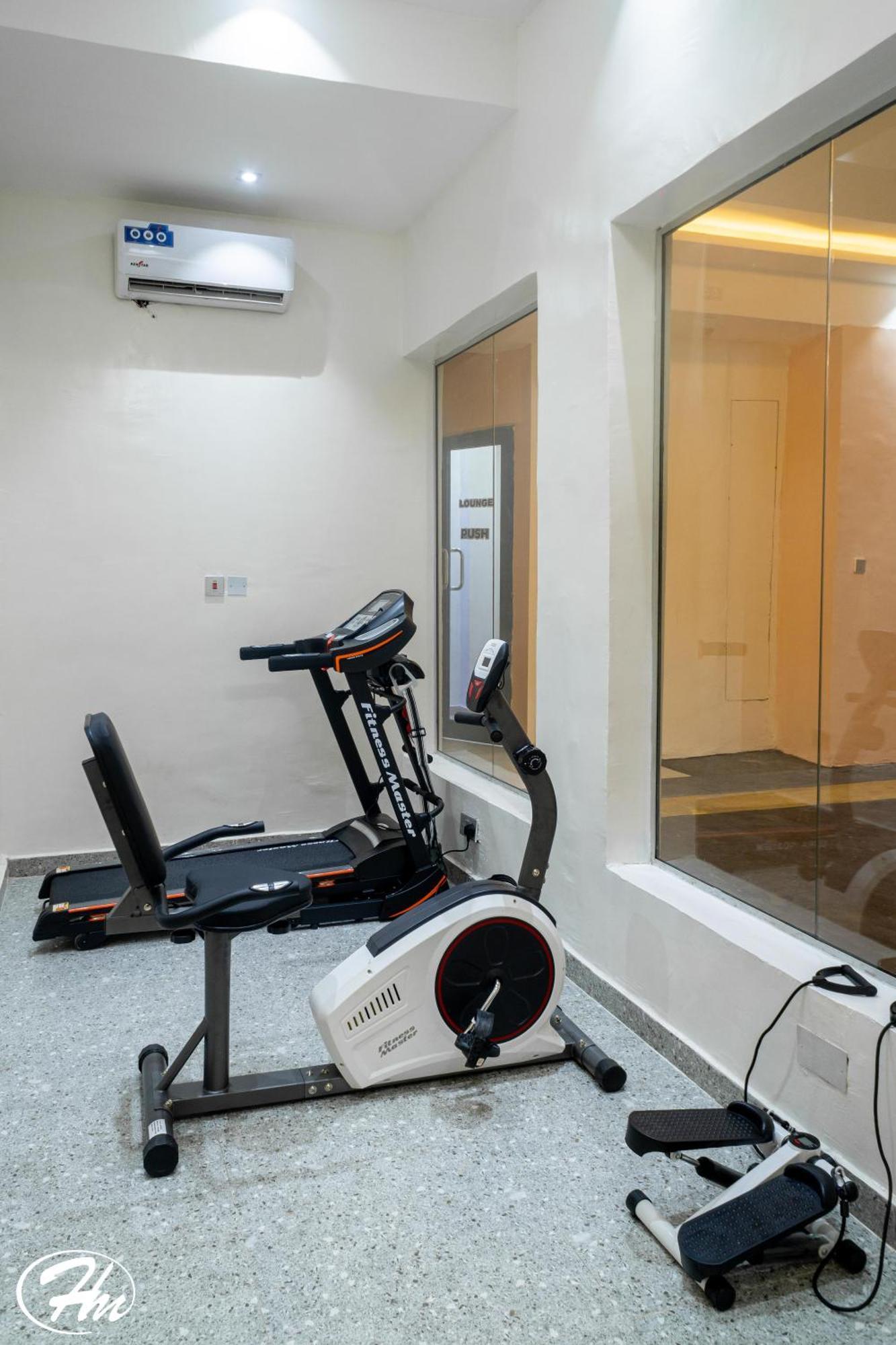 Hadmof Hotel And Suites Ikeja Esterno foto