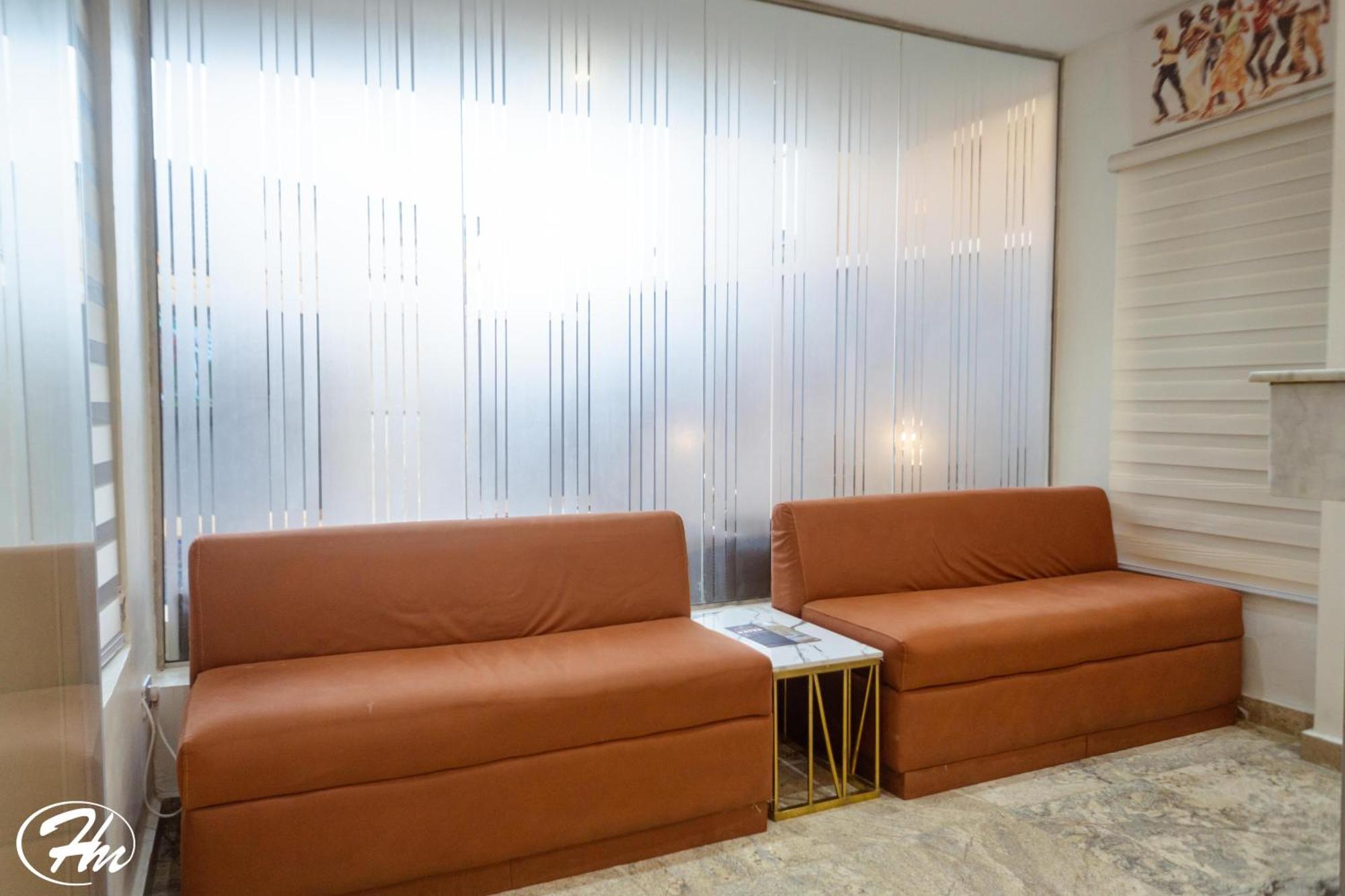 Hadmof Hotel And Suites Ikeja Esterno foto