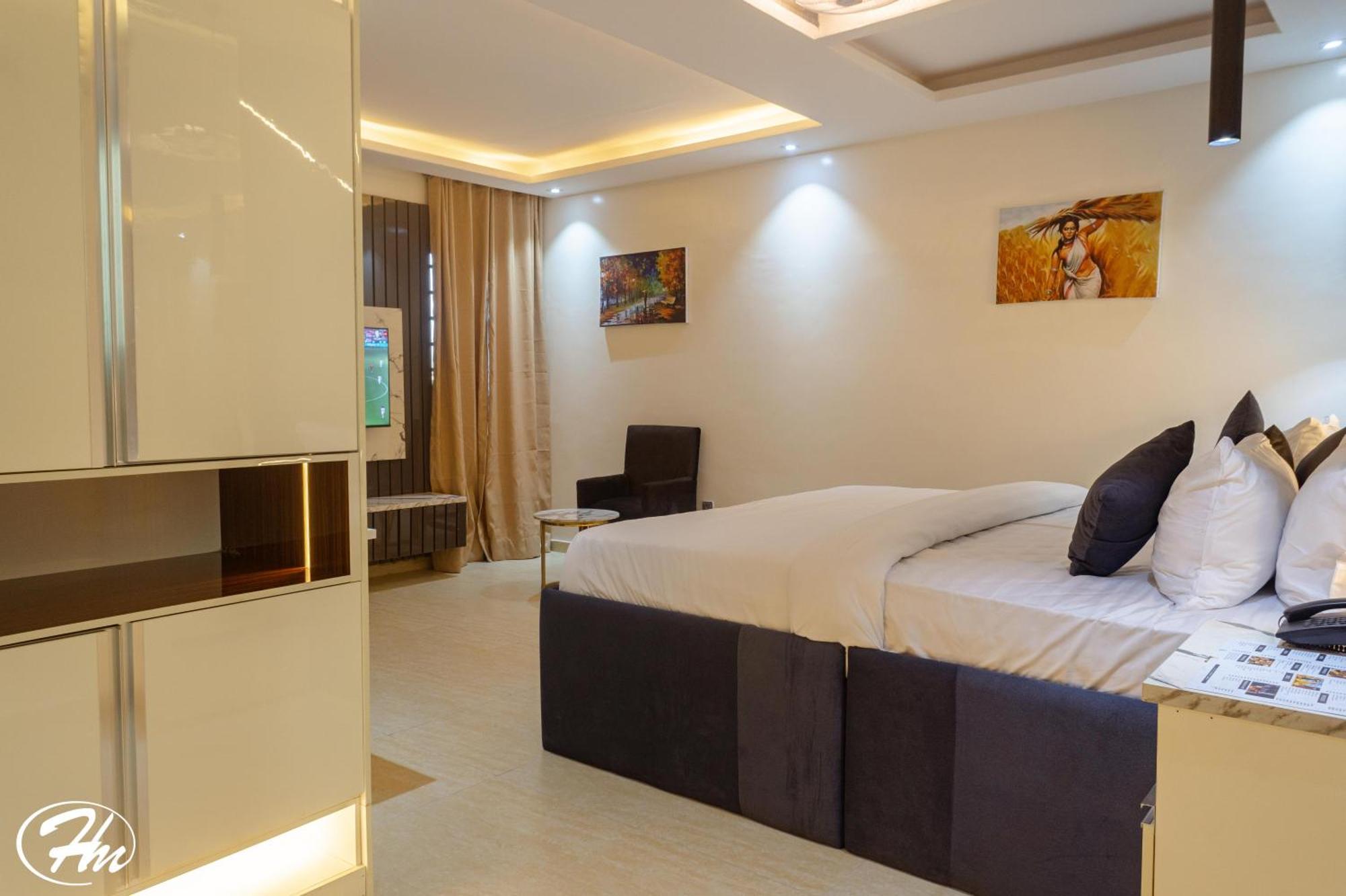 Hadmof Hotel And Suites Ikeja Esterno foto