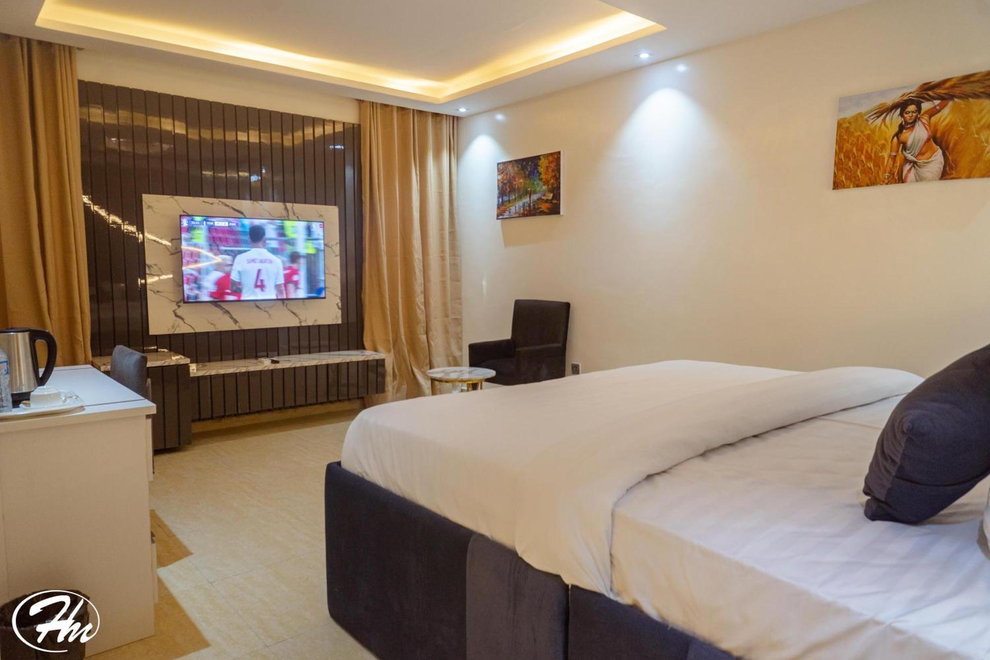 Hadmof Hotel And Suites Ikeja Esterno foto