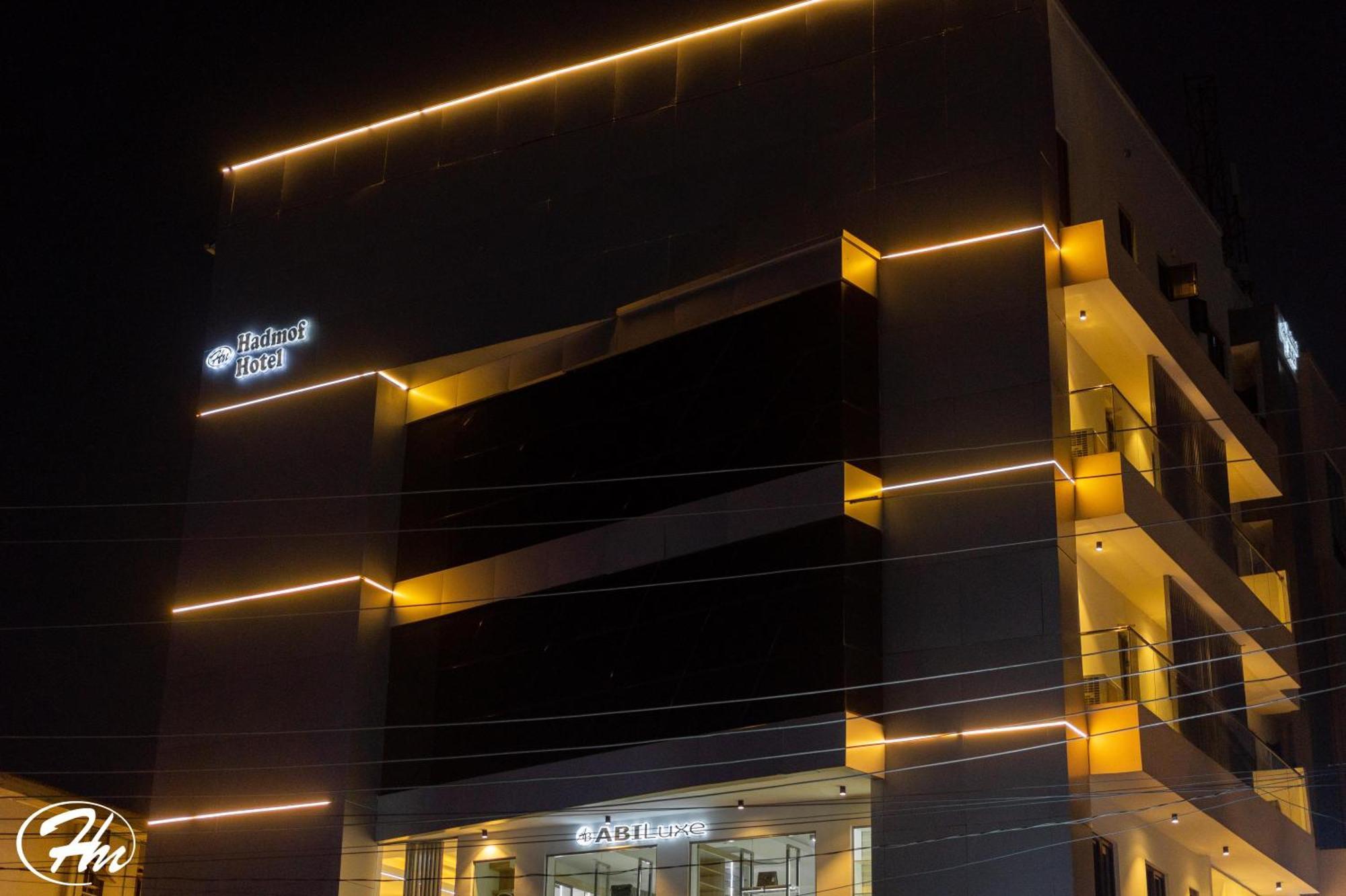 Hadmof Hotel And Suites Ikeja Esterno foto