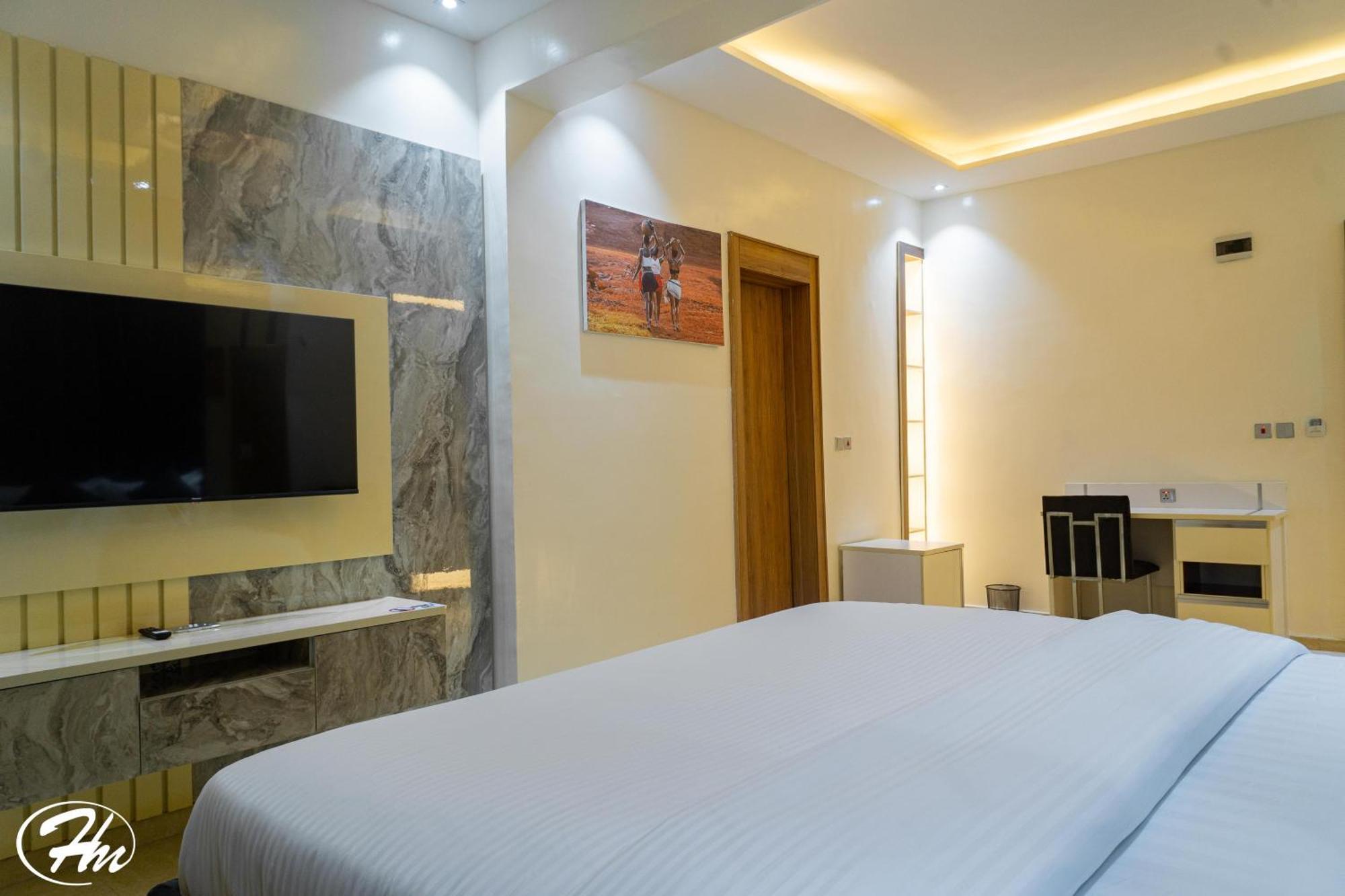 Hadmof Hotel And Suites Ikeja Esterno foto
