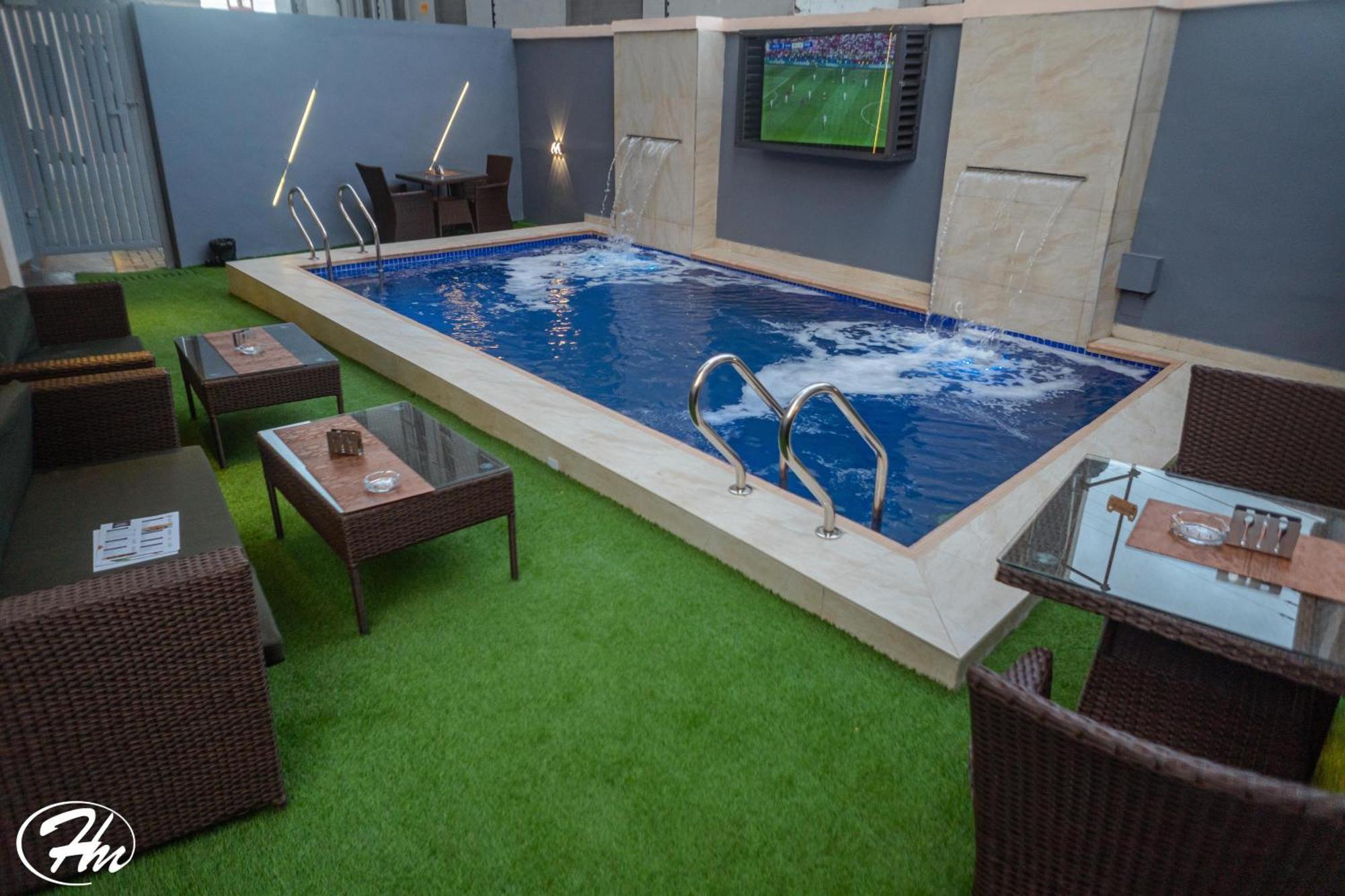 Hadmof Hotel And Suites Ikeja Esterno foto