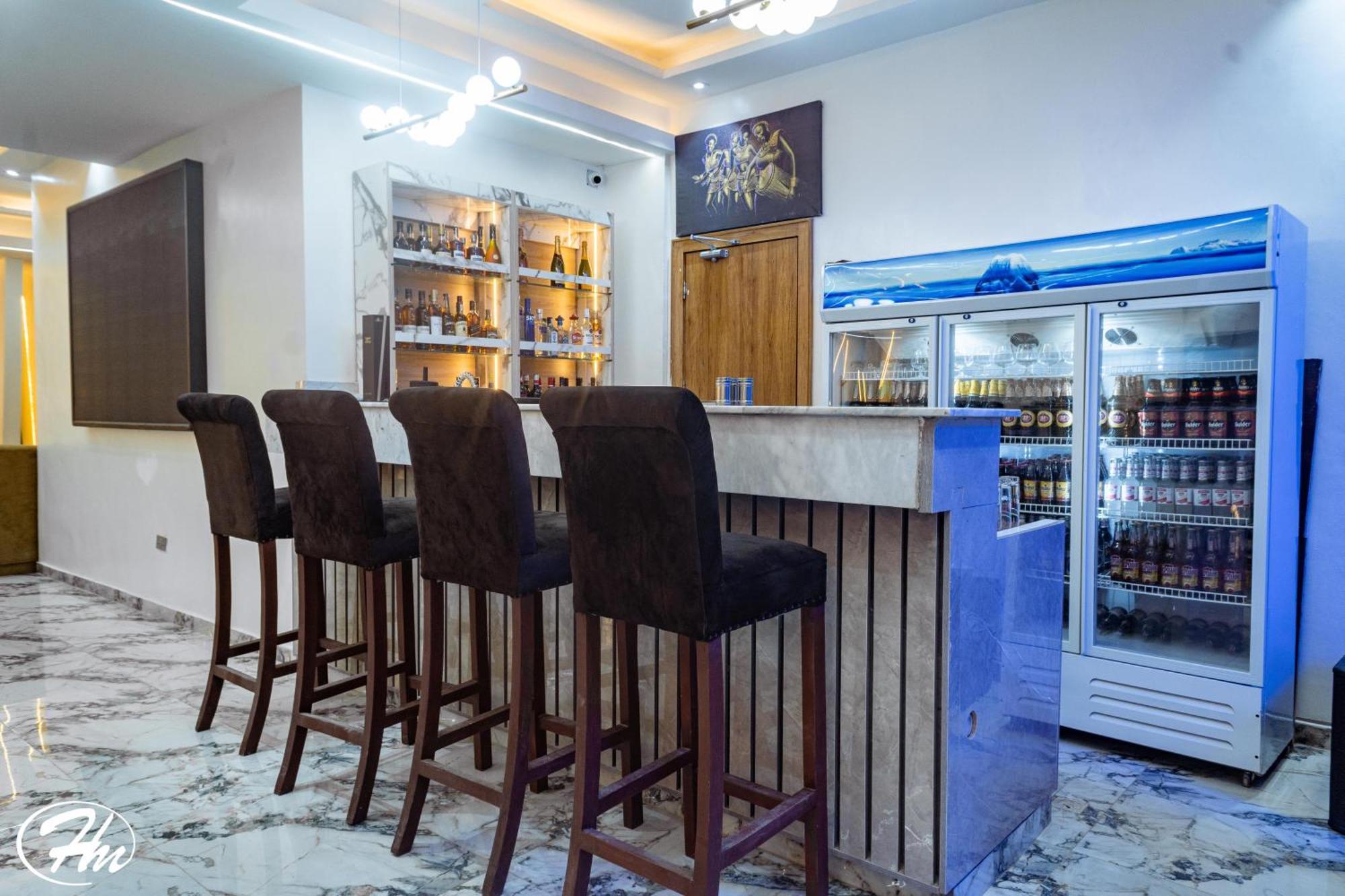 Hadmof Hotel And Suites Ikeja Esterno foto