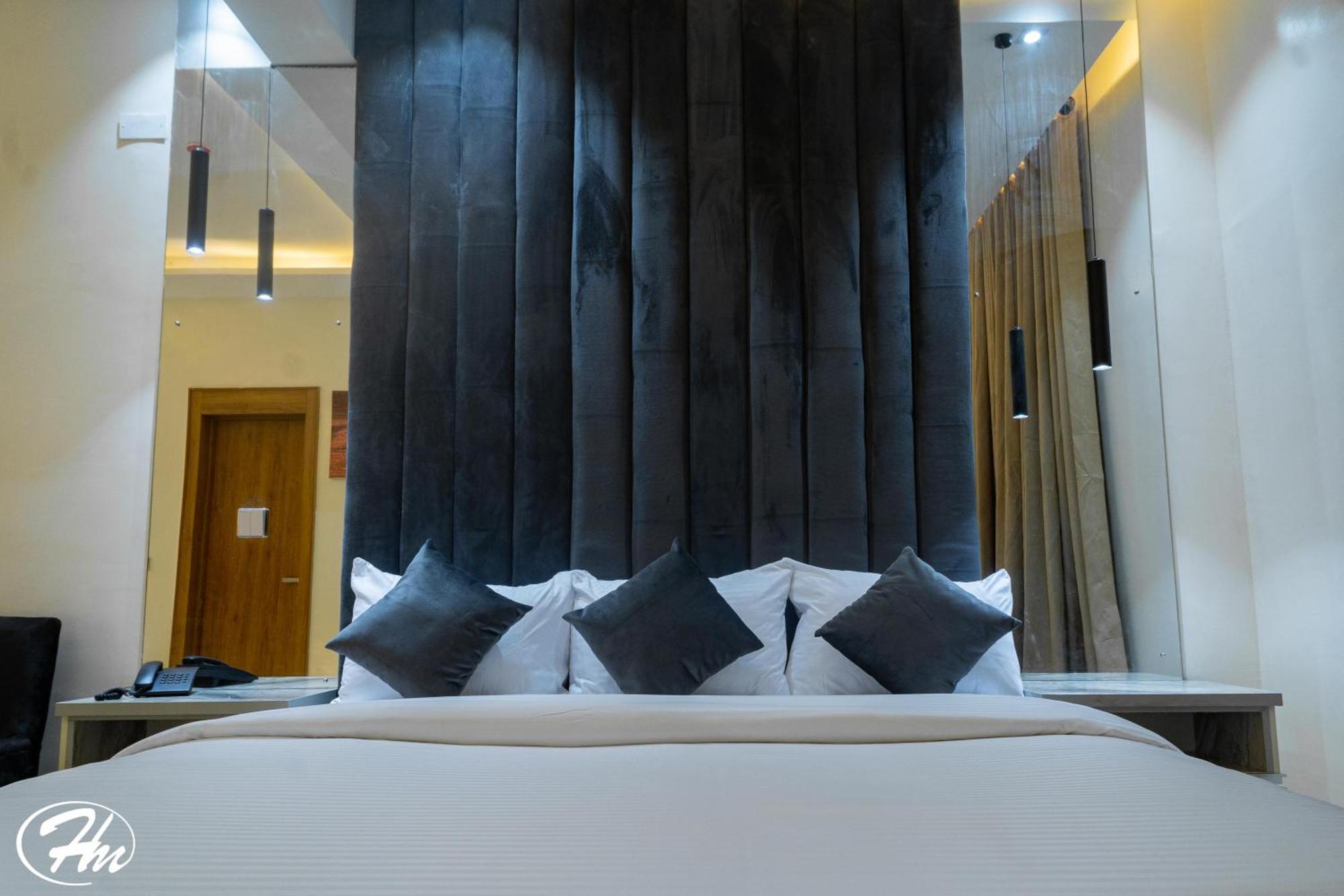 Hadmof Hotel And Suites Ikeja Esterno foto