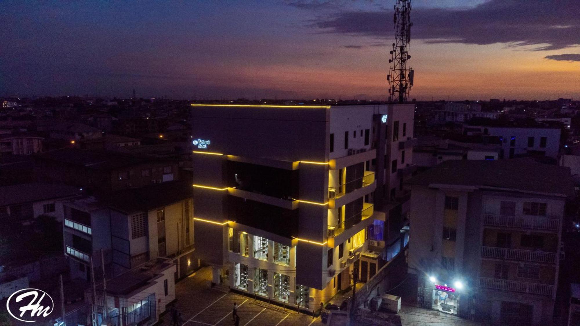 Hadmof Hotel And Suites Ikeja Esterno foto