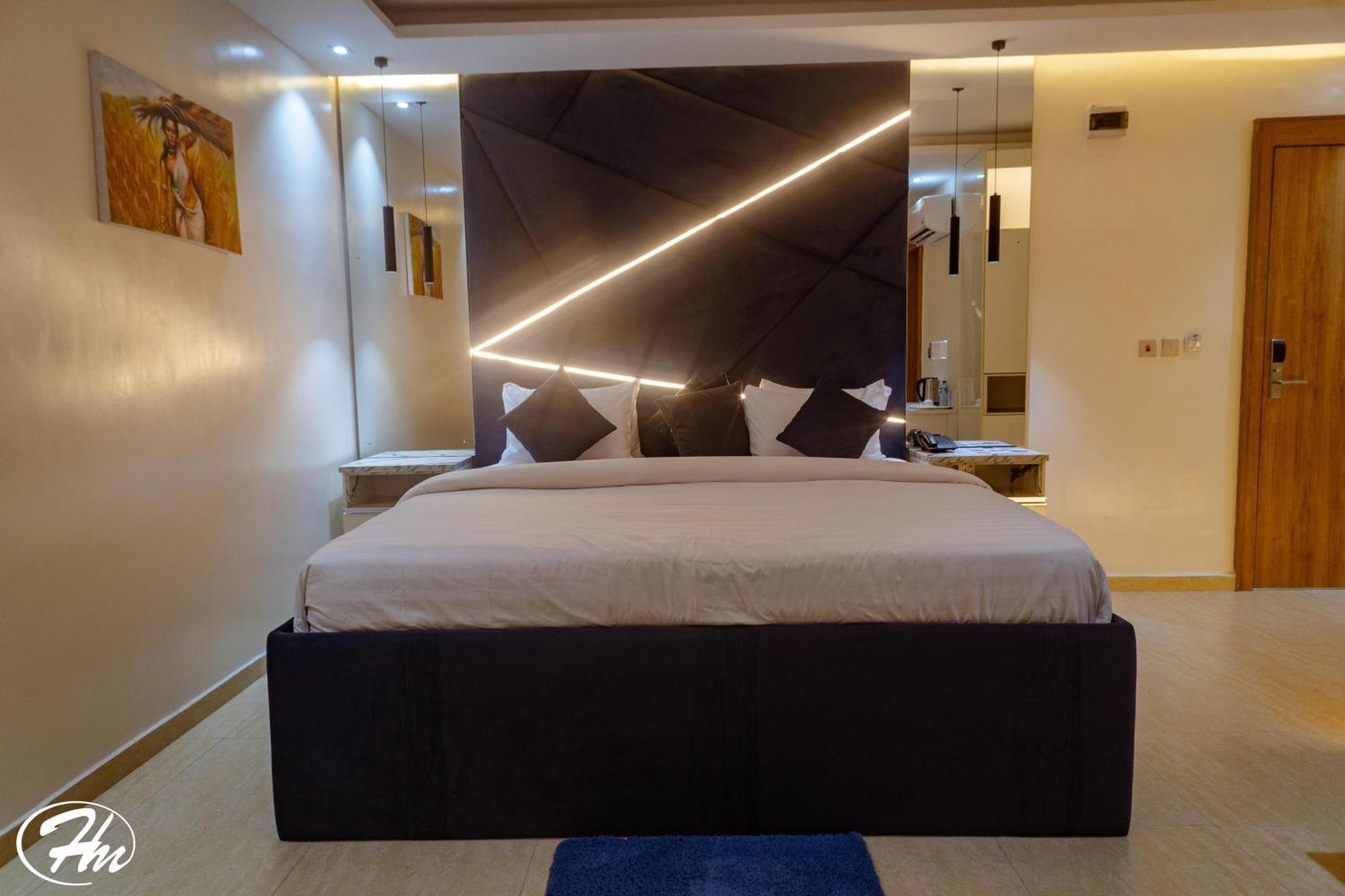 Hadmof Hotel And Suites Ikeja Esterno foto