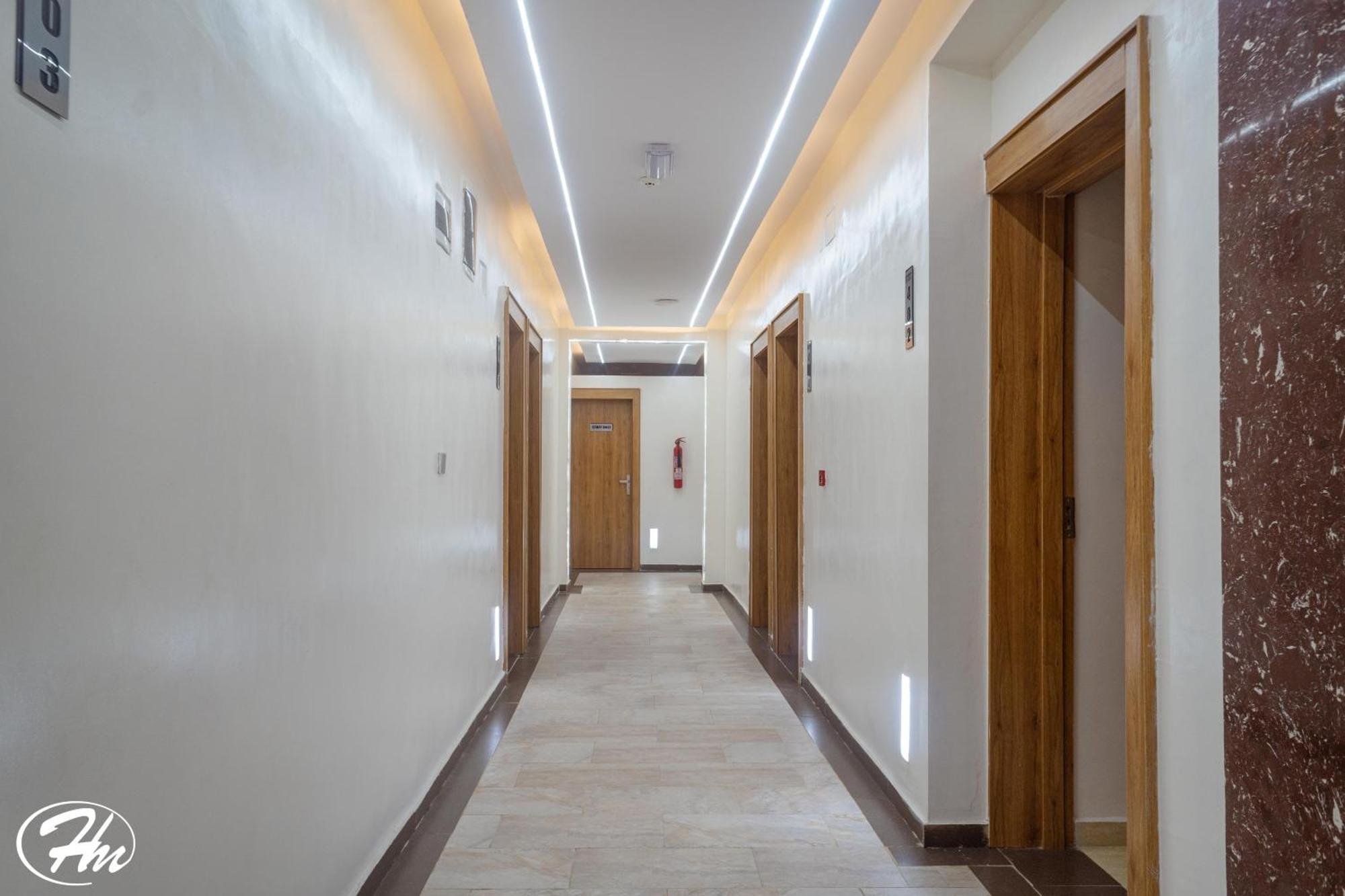 Hadmof Hotel And Suites Ikeja Esterno foto