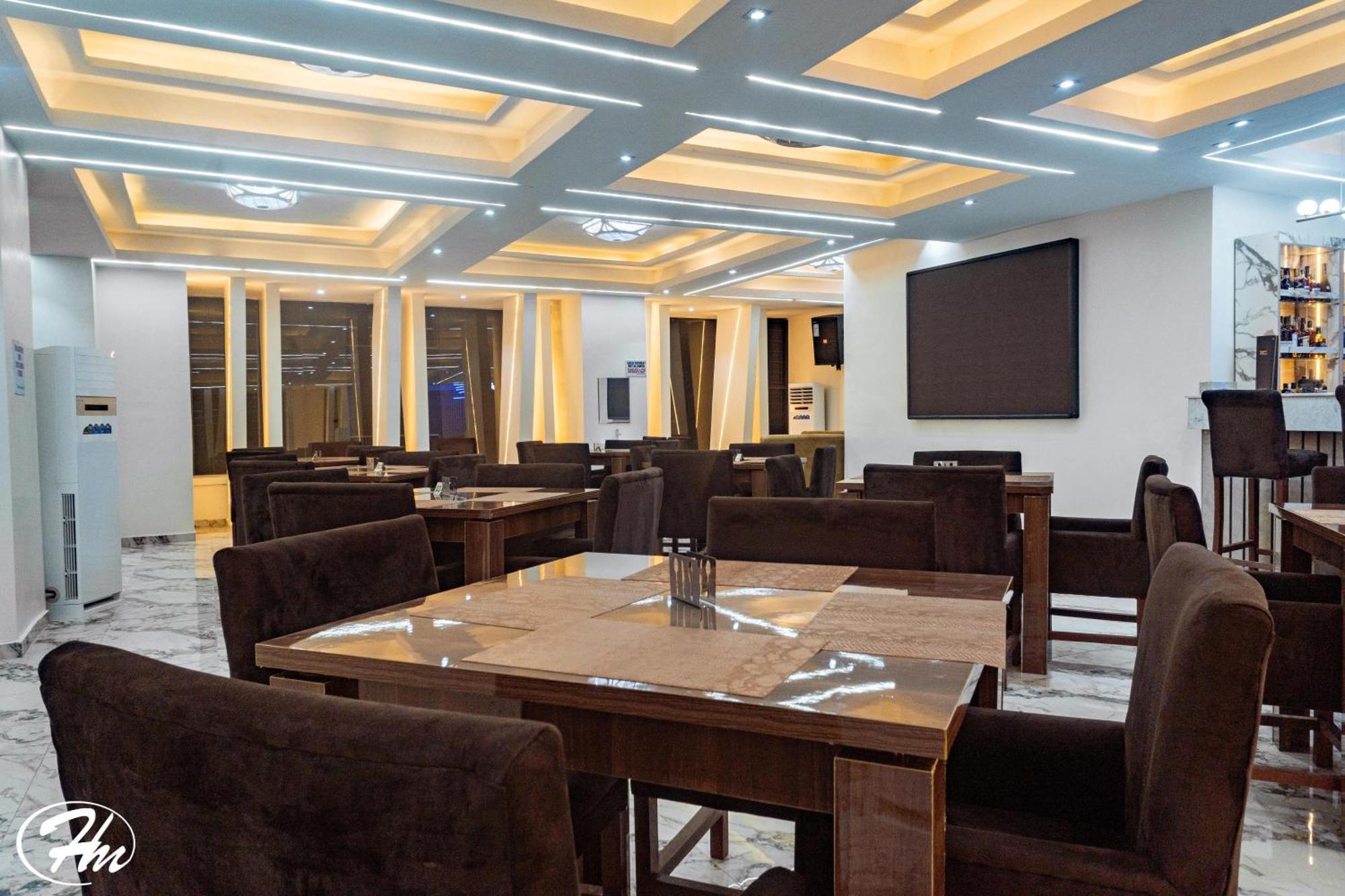 Hadmof Hotel And Suites Ikeja Esterno foto
